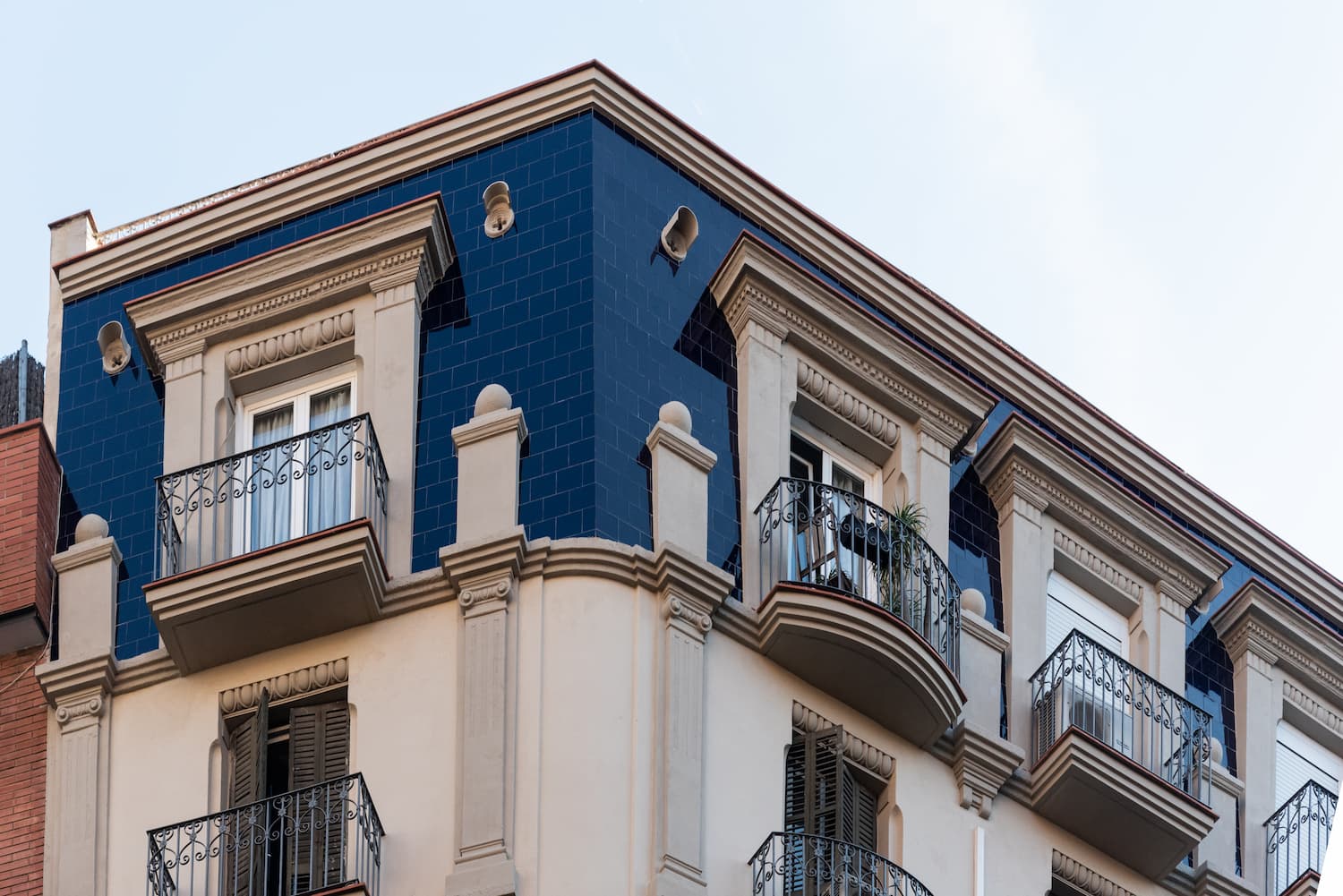 Inspección técnica de edificios en Cornellà de Llobregat — fachada de edificio plurifamiliar